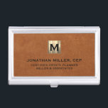 Sable Leather Luxury Gold Initiaal Logo Visitekaarthouder<br><div class="desc">Eenvoudig modern luxe design met geborsteld metallisch gouden logo met persoonlijke naam,  titel,  bedrijfsnaam of aangepaste tekst hieronder in klassieke bloktypografie op een zachtbruine,  getextureerde achtergrond. Personaliseer voor uw eigen gebruik.</div>