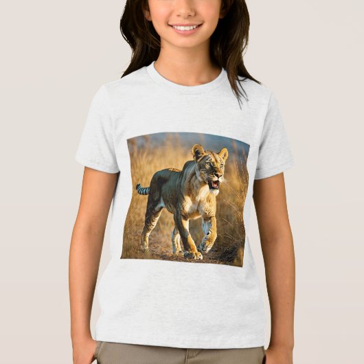 Sabre-Toothed Spotted Lioness Ambush – Predator vs Tri-Blend Shirt (Voorkant)