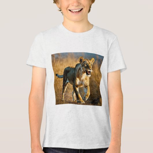 Sabre-Toothed Spotted Lioness Ambush – Predator vs Tri-Blend Shirt (Voorkant)