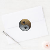 Sacred Balance | Yin Yang-symbool Ronde Sticker (Envelop)