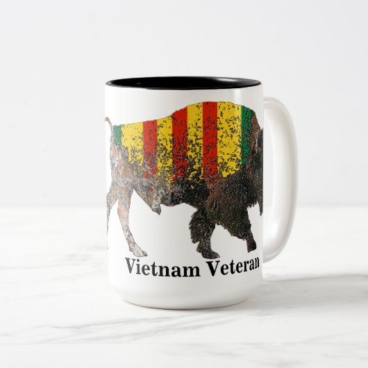 Sacred Buffalo Vietnam Veteraan Two-Tone Coffee Mo Tweekleurige Koffiemok (Voorkant rechts)
