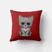 Sad Cute Grey Kitten Cat op Red Kussen (Achterkant)
