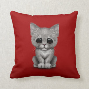 Sad Cute Grey Kitten Cat op Red Kussen