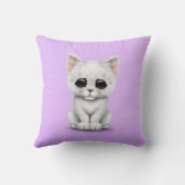 Sad Cute White Kitten Cat op Paars Kussen (Achterkant)
