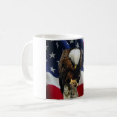 Sad Eagle over de Amerikaanse vlag die mok bidt (Voorkant links)