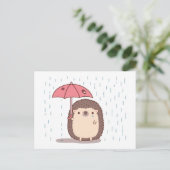 Sad hedgel Holding umbrella in Regen Briefkaart (Staand voorkant)