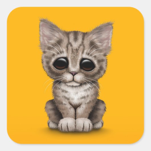 Sad Schattige Bruin Tabby Kitten Kat op Geel Vierkante Sticker (Voorkant)