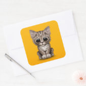 Sad Schattige Bruin Tabby Kitten Kat op Geel Vierkante Sticker (Envelop)