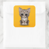 Sad Schattige Bruin Tabby Kitten Kat op Geel Vierkante Sticker (Tas)