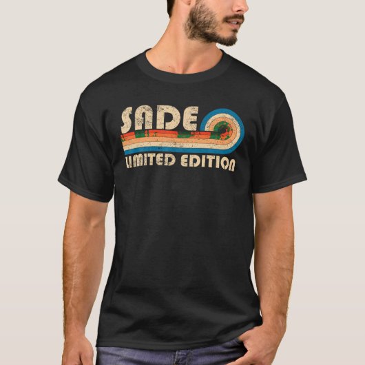 SADE Naam Gepersonaliseerd Grappig Retro Geboorte T-shirt (Voorkant)