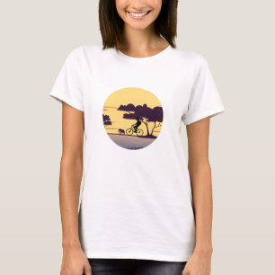 Safari fietstocht bij zonsondergang - fietser en o t-shirt