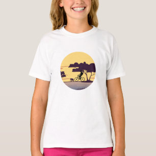 Safari fietstocht bij zonsondergang - fietser en o t-shirt
