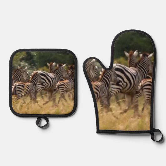 Safari Soirée: Zebra Savanna Splendor Ovenwant & Pannenlap Set (Voorkant)
