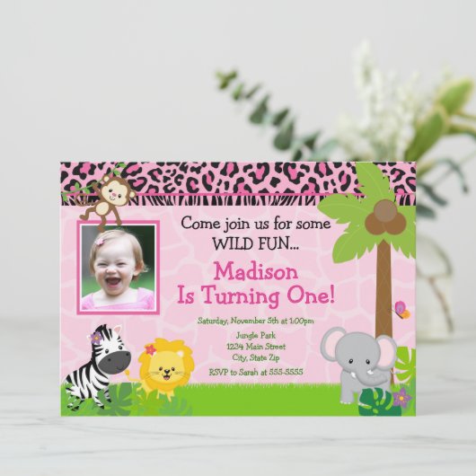 Safari Verjaardag Uitnodiging Oerwoud Safari Meisj (Staand voorkant)