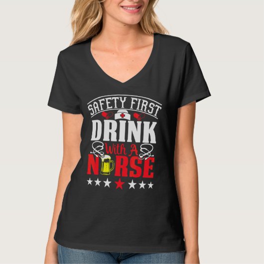 Safety First Drink met een verpleegkundige op Inte T-shirt (Voorkant)