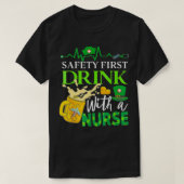 Safety First Drink met een verpleegster St Patrick T-shirt (Design voorkant)