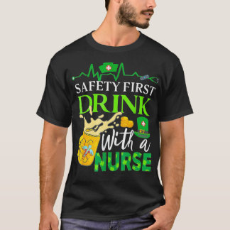 Safety First Drink met een verpleegster St Patrick T-shirt