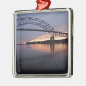 Sagamor Bridge over Kaapskabelkanaal, Metalen Ornament (Links)