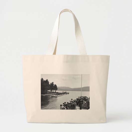Sagamore Dock, meer van George: 1904 Grote Tote Bag (Voorkant)