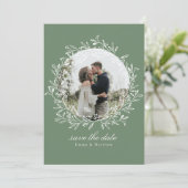 Sage Elegante Botanische Lijn Krans Foto & QR Save The Date (Staand voorkant)