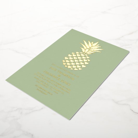 Sage & Gold Tropical Pineapple Wedding Folie Uitnodiging (Gedraaid)