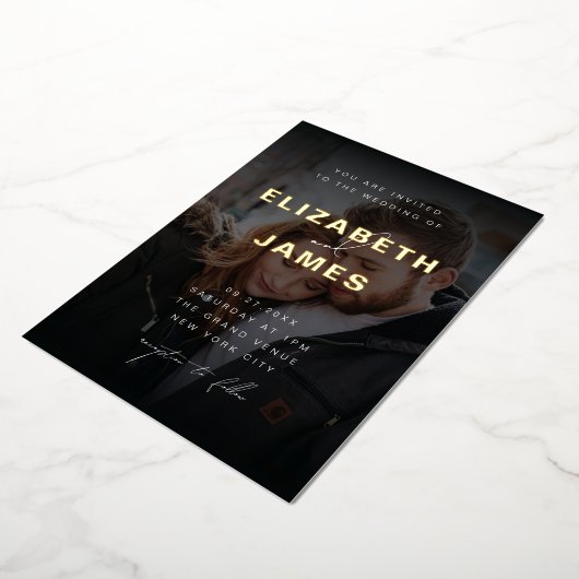 Sage & Goud Moderne Minimalistische Rustieke Bruil Folie Uitnodiging (Gedraaid)