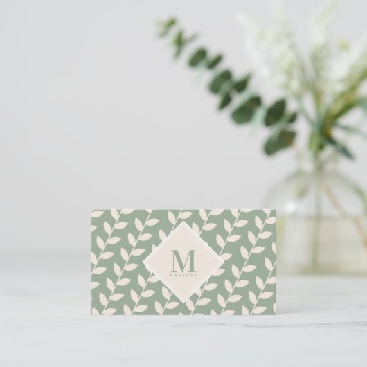 Sage Green 70s Retro Leaf Monogram Initiaal Visitekaartje (Staand voorkant)
