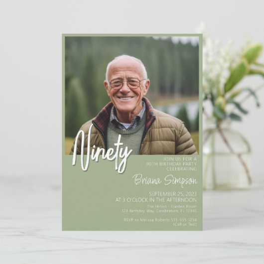 Sage Green 90e verjaardag foto uitnodiging (Staand voorkant)