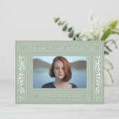 Sage Green Afstuderen Foto Aankondiging (Staand voorkant)