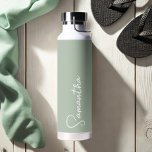 Sage Green and White Personalized Water Fles<br><div class="desc">Deze gepersonaliseerde geïsoleerde fles kenmerkt jouw naam in witte handgeschreven manuscripttypografie over een stevige groenachtergrond. Geweldig voor het koud houden van die zomertijd drink of voor het toevoegen van warm gevoel voor je geliefden gedurende de koude maanden! Maakt een groot cadeautje voor haar. De stijlen van de doopvont, en de...</div>