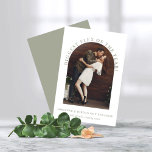 Sage Green Arch Foto Verloving Aankondiging<br><div class="desc">Aankondiging van het moderne Verloving van Arch Foto. Laat je vrienden en geliefden op de hoogte zijn van je grootste Flex van het Jaar - je verloving met deze creatieve en unieke aankondiging met je foto en onze trendy, stijlvolle, boho arch. Deze is modern groen en wit, maar alle kleuren...</div>
