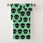 Sage Green Black Skull Pattern Bad Handdoek (Insitu)