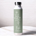 Sage Green Bride Hand Geschreven Naam Floral Waterfles<br><div class="desc">Vier in stijl met onze naam Hand Geschreven Bachelorette Bruids Party Thermal Wine Tumbler. Met een elegant, gepersonaliseerd script ontwerp, is deze tuimelaar perfect om dranken op de ideale temperatuur te houden tijdens uw bruidsfeesten. Gemaakt van hoogwaardige, geïsoleerde materialen, het is net zo praktisch als chic. Ideaal voor vrijgezellenfeesten, vrijgezellenfeesten...</div>