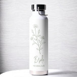 Sage Green Bride Hand Geschreven Naam Floral Waterfles<br><div class="desc">Vier in stijl met onze naam Hand Geschreven Bachelorette Bruids Party Thermal Wine Tumbler. Met een elegant, gepersonaliseerd script ontwerp, is deze tuimelaar perfect om dranken op de ideale temperatuur te houden tijdens uw bruidsfeesten. Gemaakt van hoogwaardige, geïsoleerde materialen, het is net zo praktisch als chic. Ideaal voor vrijgezellenfeesten, vrijgezellenfeesten...</div>