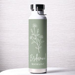 Sage Green Bruidsmeisje Naam Floral Bachelorette Waterfles<br><div class="desc">Vier in stijl met onze naam Hand Geschreven Bachelorette Bruids Party Thermal Wine Tumbler. Met een elegant, gepersonaliseerd script ontwerp, is deze tuimelaar perfect om dranken op de ideale temperatuur te houden tijdens uw bruidsfeesten. Gemaakt van hoogwaardige, geïsoleerde materialen, het is net zo praktisch als chic. Ideaal voor vrijgezellenfeesten, vrijgezellenfeesten...</div>