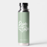 Sage Green Calligraphy Bride Tribe Bachelorette Waterfles<br><div class="desc">Deze eenvoudige elegante salie groene waterfles met aangepaste naam kan een perfect vrijgezellengeschenk maken! Personaliseer het gemakkelijk met jouw naam. U kunt ook de achtergrondkleur wijzigen,  klik op "Bewerken met ontwerpgereedschap".</div>