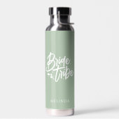 Sage Green Calligraphy Bride Tribe Bachelorette Waterfles (Links)