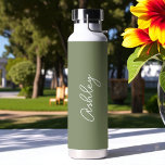 Sage Green Calligraphy Handwriting Name Waterfles<br><div class="desc">Sage Green Water Bottle met de optie om naam toe te voegen met prachtige kalligrafie. Meer producten met dit ontwerp staan in het collectie hieronder.</div>