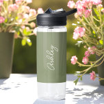 Sage Green Calligraphy Handwriting Name Waterfles<br><div class="desc">Sage Green Water Bottle met de optie om naam toe te voegen met prachtige kalligrafie. Meer producten met dit ontwerp staan in het collectie hieronder.</div>