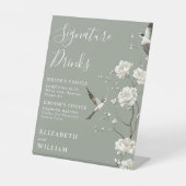 Sage Green Chinoiserie Signature Drink bruiloft Reclamebord Met Voetstuk (Voorkant)
