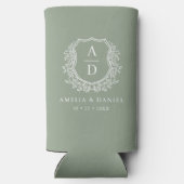 Sage Green Crest Modern Monogram Huwelijk Seltzer Blikjeskoeler (Achterkant)