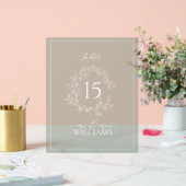 Sage Green Crest Monogram Trouwtafel Nummer Acryl Bord (Huwelijk)