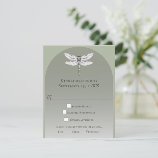 Sage Green Dragonfly Wedding RSVP Kaartje (Staand voorkant)