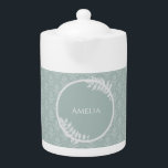 Sage Green Elegant Damask Teapot Theepot<br><div class="desc">Geniet van je thee met een Sage Green Elegant Damask Personalized Teapot. Het ontwerp van de theepot is voorzien van een elegante kleurafgrond en ruimte om jouw naam toe te voegen dat is voorzien van een delicaat blad. Extra cadeauobjecten die bij dit ontwerp beschikbaar zijn en een verscheidenheid aan kleuren....</div>
