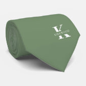Sage Green Elegant Monogram + Naam Stropdas (Opgerold)