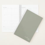 Sage Green Elegant Simple Minimalist op maat Planner<br><div class="desc">Sage Green Elegant Simple Minimalist Personalized Notitieboek met jouw naam en jaar in modern script. Onze planner is hier om u te helpen uw doelen te bereiken. Het biedt een manier om georganiseerd te blijven en na te denken over je leven. Met een simpel ongedateerd ontwerp kun je deze planner...</div>