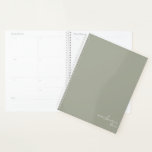 Sage Green Elegant Simple Minimalist op maat Planner<br><div class="desc">Sage Green Elegant Simple Minimalist Personalized Notitieboek met jouw naam en jaar in modern script. Onze planner is hier om u te helpen uw doelen te bereiken. Het biedt een manier om georganiseerd te blijven en na te denken over je leven. Met een simpel ongedateerd ontwerp kun je deze planner...</div>