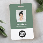 Sage Green Employee Photo, Logo, Name Badge<br><div class="desc">Pas deze zwarte en witte badge voor de Naam van de werknemer van de Douane eenvoudig aan met Foto, de Code van de Bar van het Scannen en bedrijfscode. Een eenvoudig bedrijfsontwerp in donkergrijze, groene en witte standaardkleuren die volledig aanpasbaar zijn voor- en achterformaten, sans-serif basis- en moderne lettertypen en...</div>