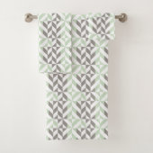 Sage Green en Silver Geometric ZigZag Bad Handdoek (Insitu)