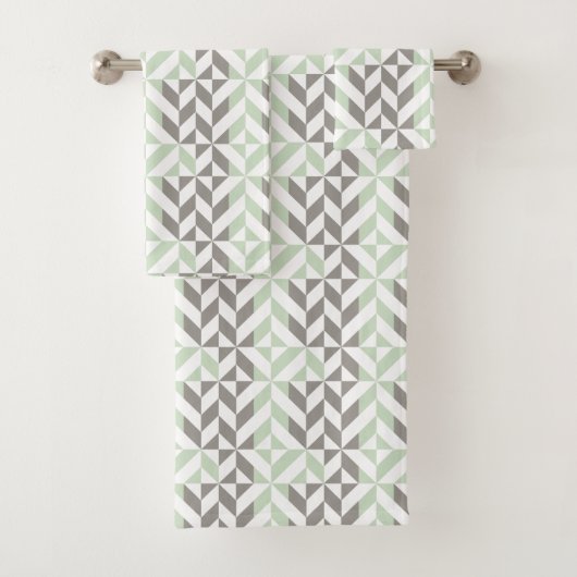 Sage Green en Silver Geometric ZigZag Bad Handdoek (Insitu)